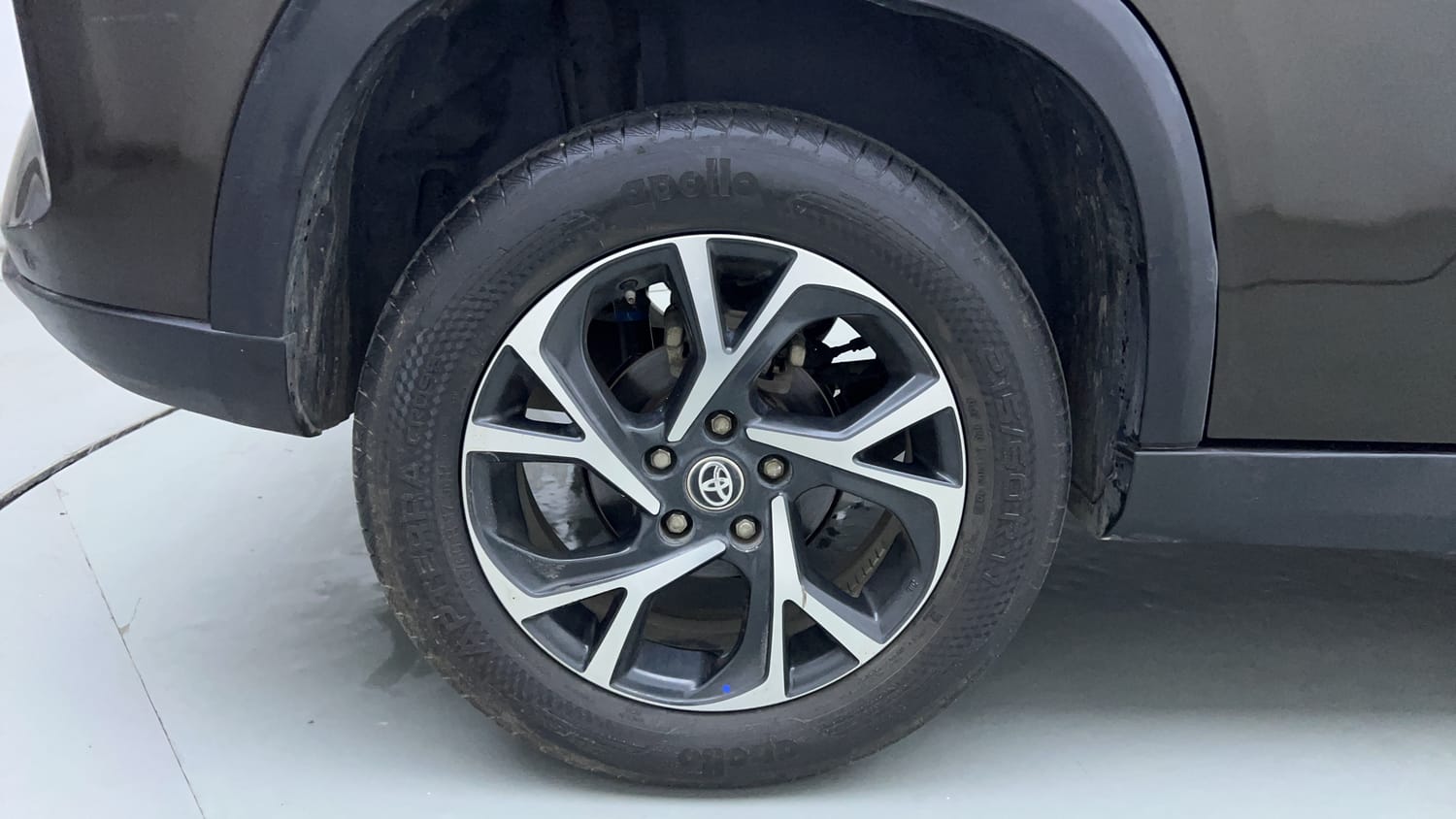 Used 2023 Toyota Urban Cruiser Hyryder V NeoDrive Petrol Manual tyres RIGHT REAR TYRE RIM VIEW