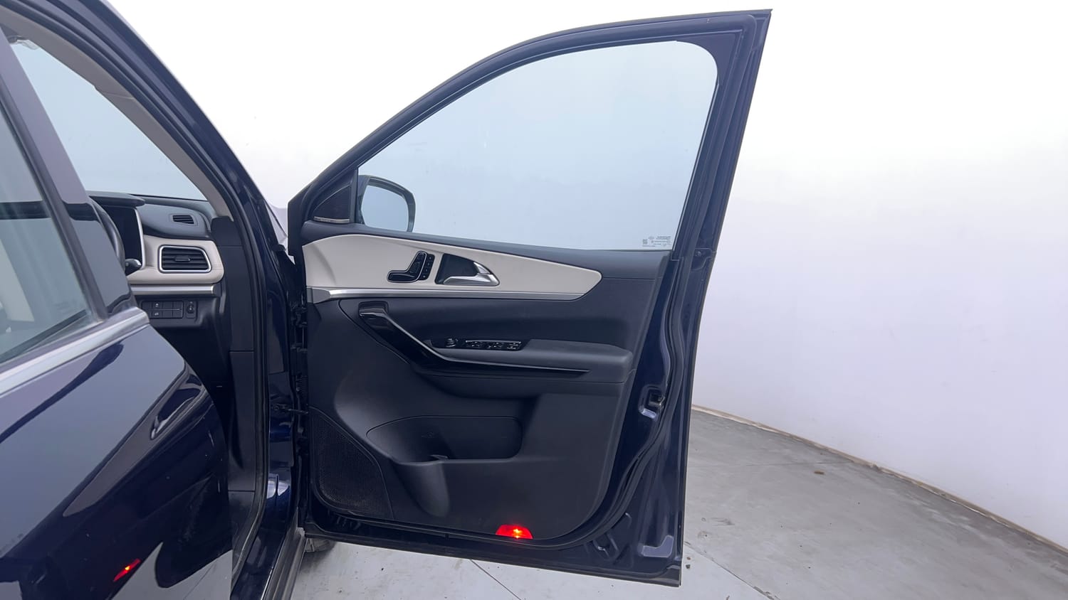 Used 2021 Mahindra XUV700 AX 7 Petrol AT Luxury Pack 7 STR Petrol Automatic interior RIGHT FRONT DOOR OPEN VIEW