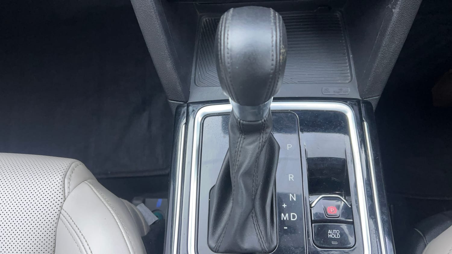Used 2021 Mahindra XUV700 AX 7 Petrol AT Luxury Pack 7 STR Petrol Automatic interior GEAR  KNOB VIEW