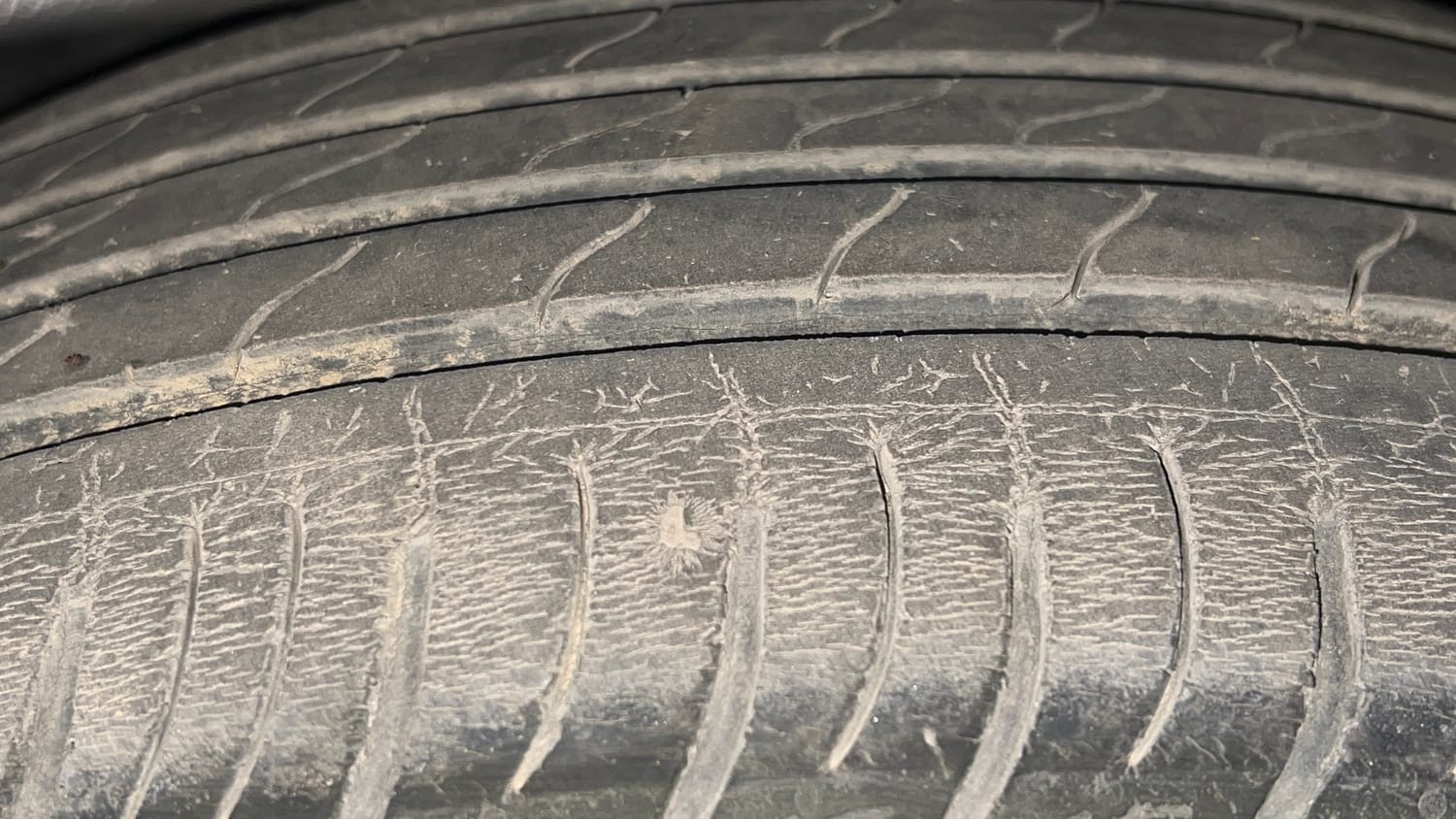 Used 2021 Mahindra XUV700 AX 7 Petrol AT Luxury Pack 7 STR Petrol Automatic tyres LEFT FRONT TYRE TREAD VIEW