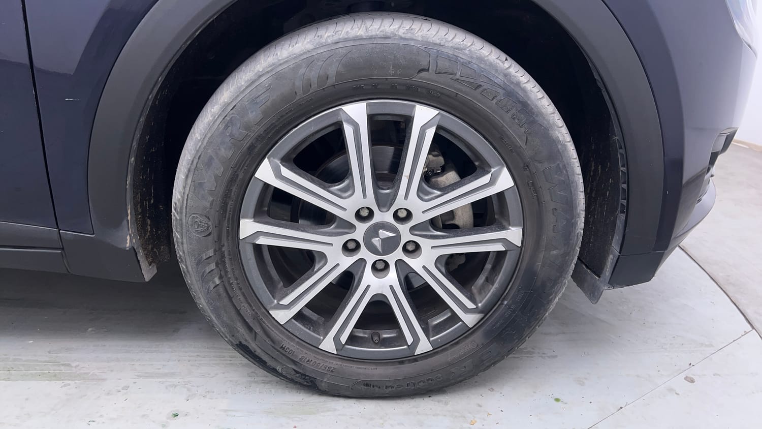 Used 2021 Mahindra XUV700 AX 7 Petrol AT Luxury Pack 7 STR Petrol Automatic tyres RIGHT FRONT TYRE RIM VIEW