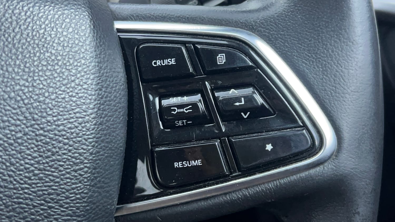 Used 2021 Mahindra XUV700 AX 7 Petrol AT Luxury Pack 7 STR Petrol Automatic top_features Cruise control