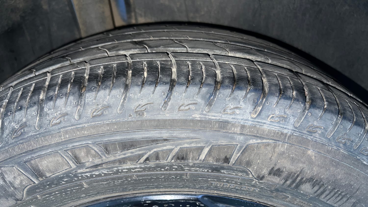 Used 2023 Maruti Suzuki Brezza ZXi Petrol Manual tyres RIGHT REAR TYRE TREAD VIEW
