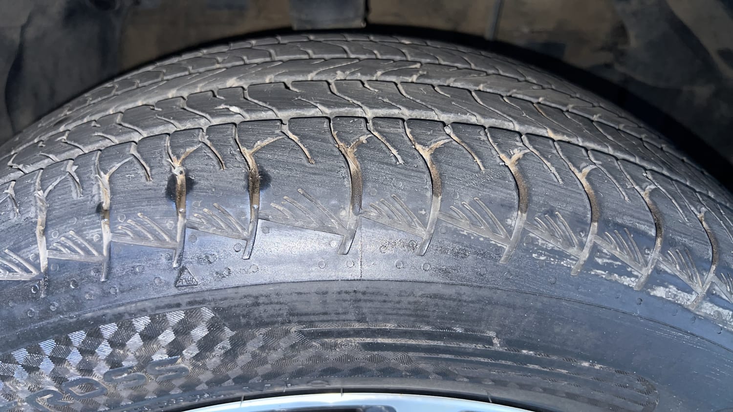 Used 2023 Toyota Urban Cruiser Hyryder V NeoDrive Petrol Manual tyres RIGHT FRONT TYRE TREAD VIEW
