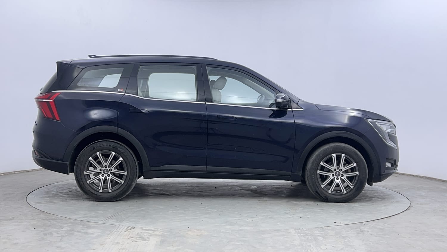 Used 2021 Mahindra XUV700 AX 7 Petrol AT Luxury Pack 7 STR Petrol Automatic exterior RIGHT SIDE VIEW
