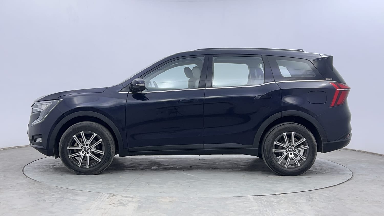 Used 2021 Mahindra XUV700 AX 7 Petrol AT Luxury Pack 7 STR Petrol Automatic exterior LEFT SIDE VIEW