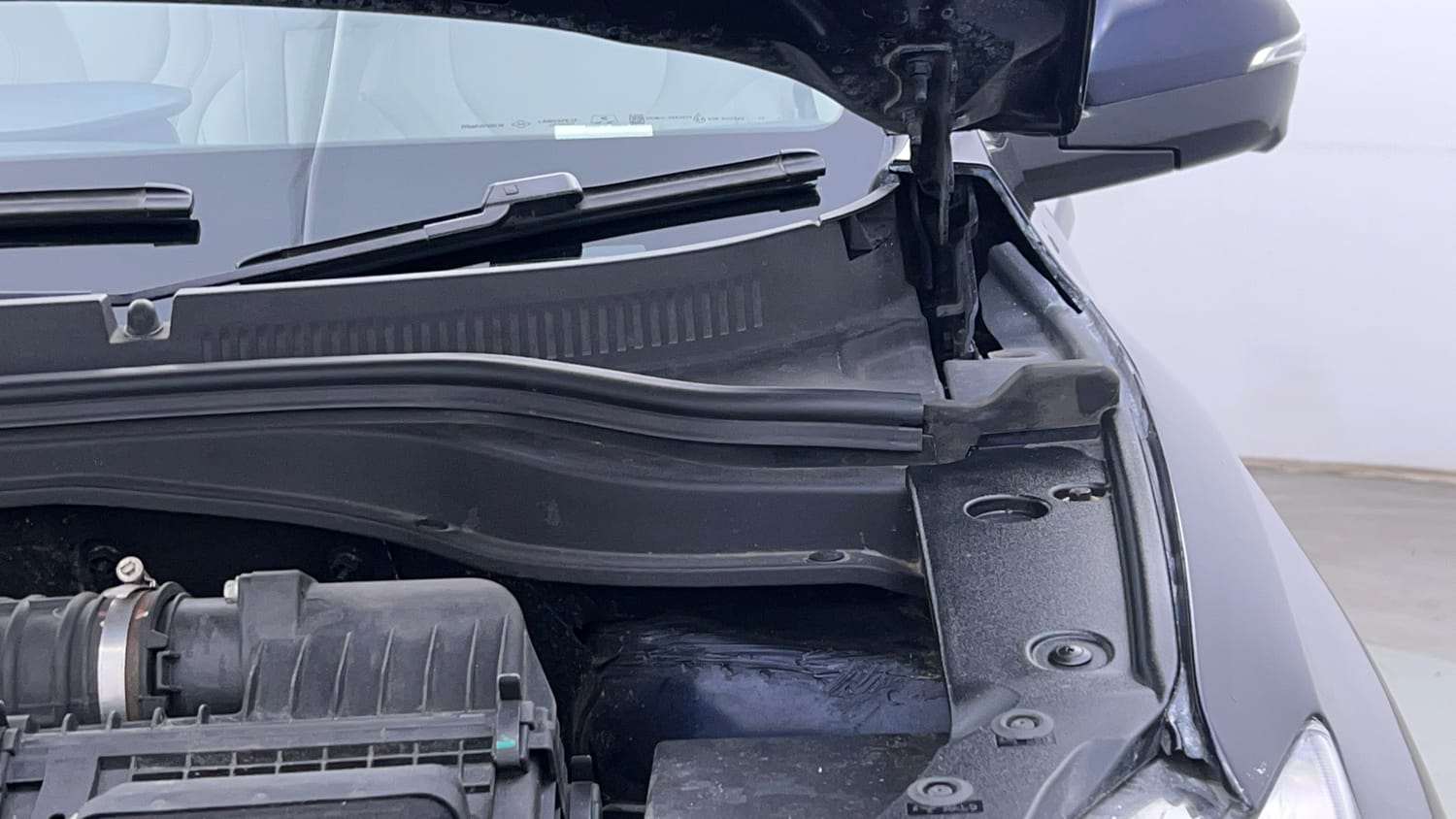 Used 2021 Mahindra XUV700 AX 7 Petrol AT Luxury Pack 7 STR Petrol Automatic engine ENGINE LEFT SIDE HINGE & APRON VIEW