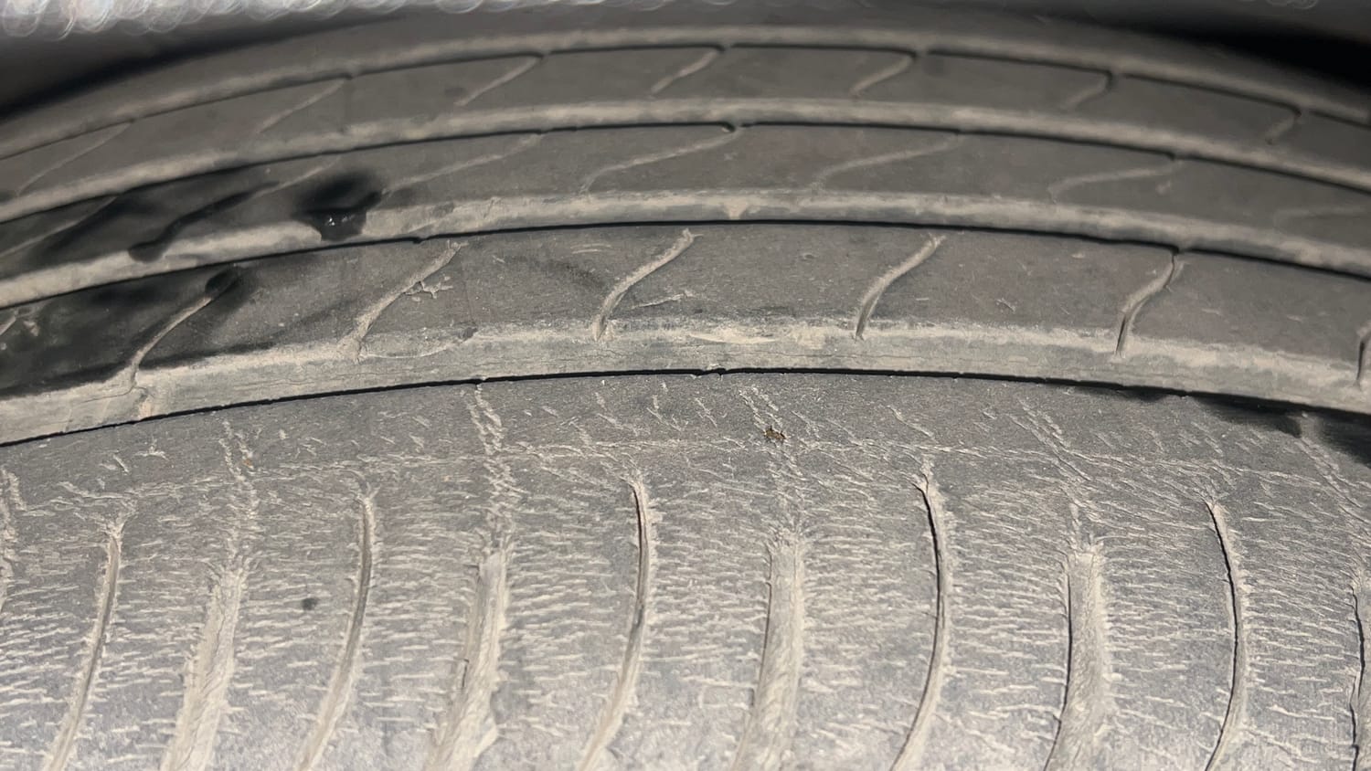 Used 2021 Mahindra XUV700 AX 7 Petrol AT Luxury Pack 7 STR Petrol Automatic tyres RIGHT FRONT TYRE TREAD VIEW