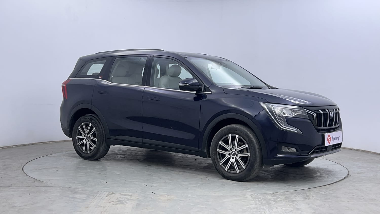 Used 2021 Mahindra XUV700 AX 7 Petrol AT Luxury Pack 7 STR Petrol Automatic exterior RIGHT FRONT CORNER VIEW