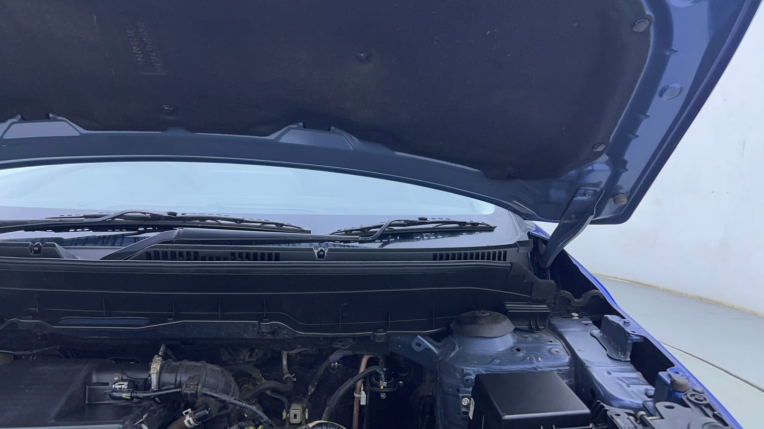 Used 2023 Maruti Suzuki Brezza ZXi Petrol Manual engine ENGINE LEFT SIDE HINGE & APRON VIEW