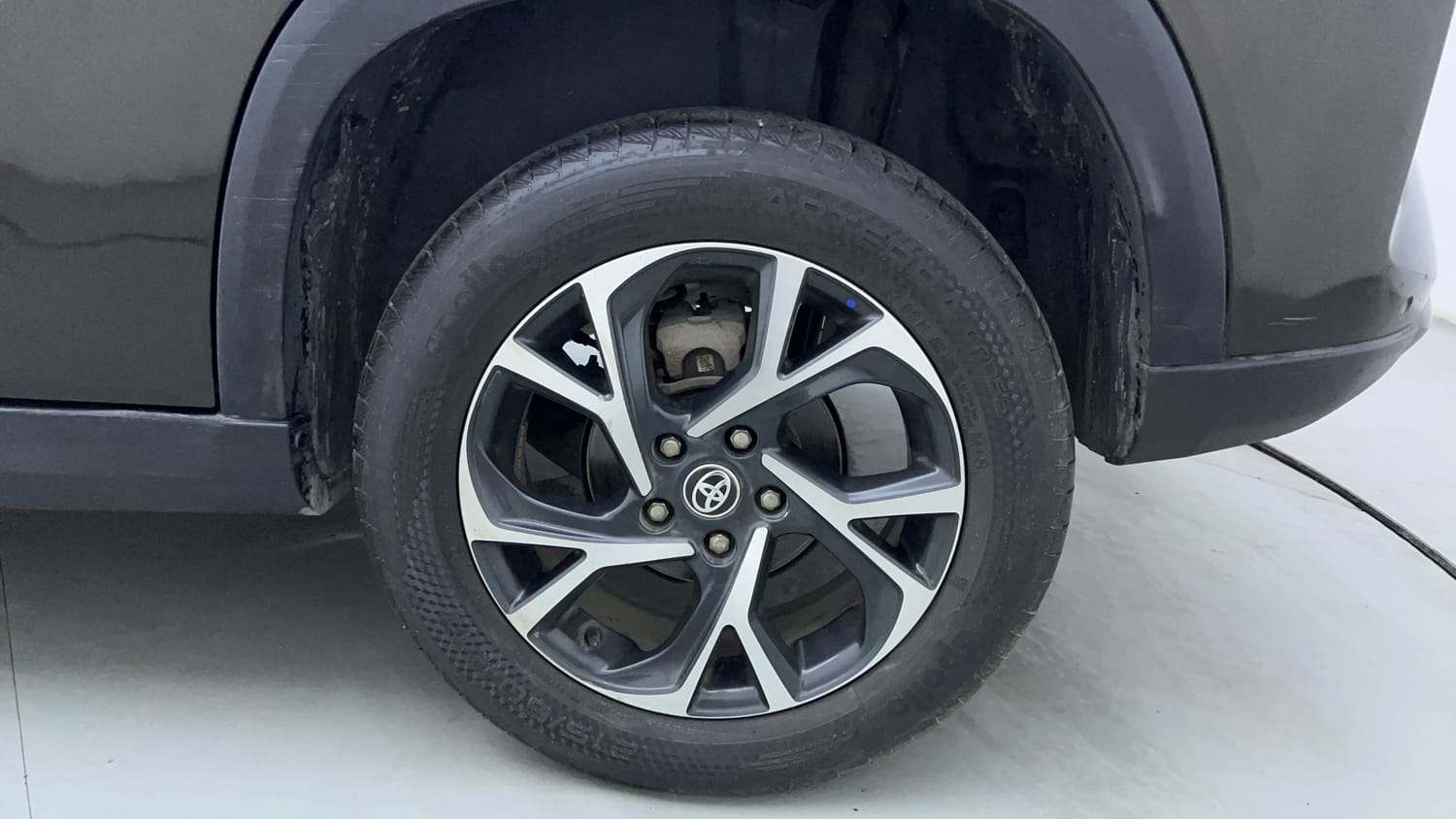 Used 2023 Toyota Urban Cruiser Hyryder V NeoDrive Petrol Manual tyres LEFT REAR TYRE RIM VIEW