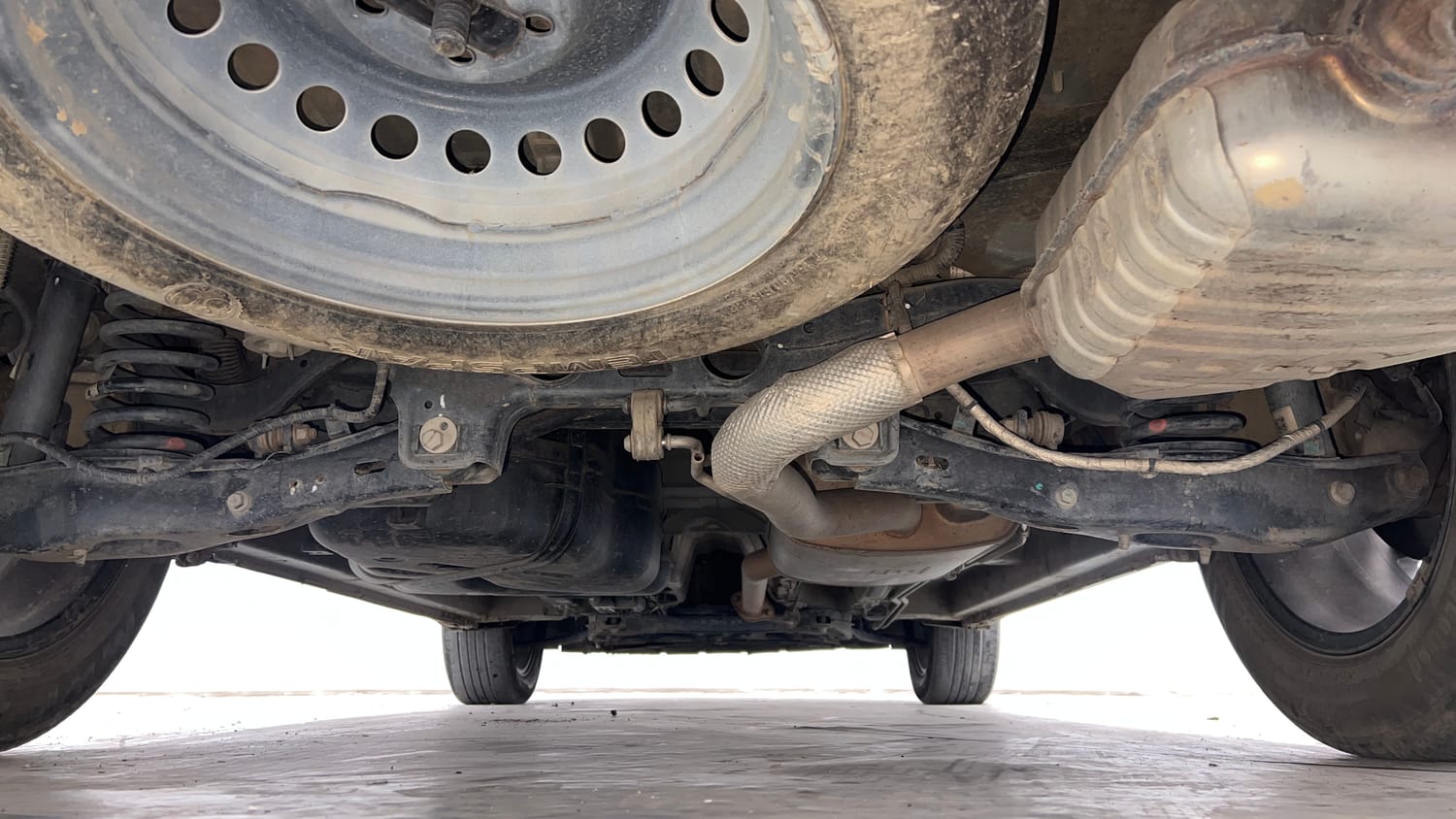 Used 2021 Mahindra XUV700 AX 7 Petrol AT Luxury Pack 7 STR Petrol Automatic extra REAR UNDERBODY VIEW (TAKEN FROM REAR)