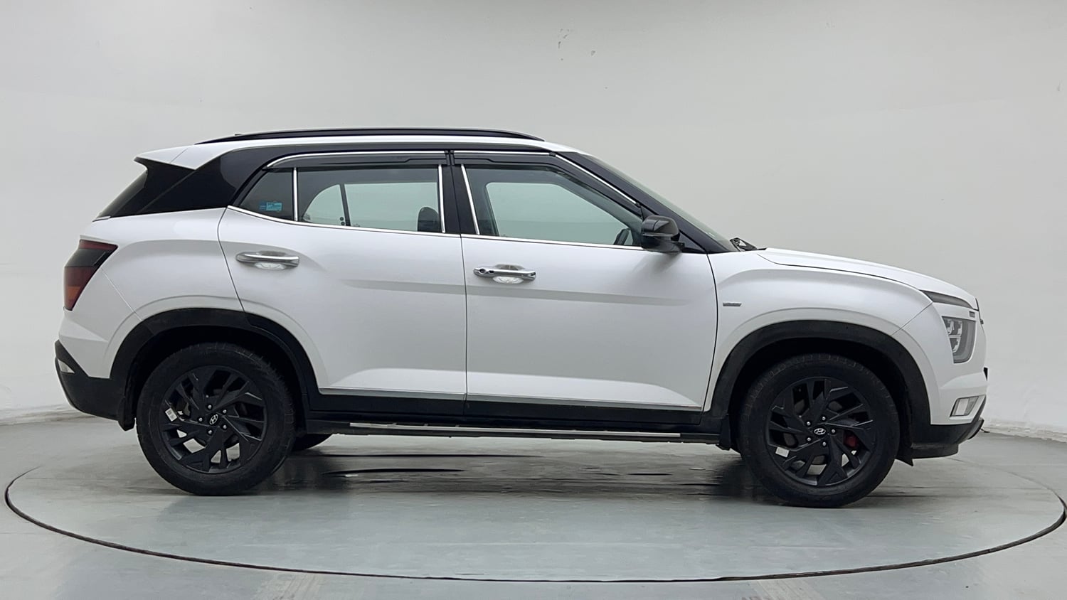 Used 2023 Hyundai Creta SX (O) 1.5 Petrol IVT Knight Petrol Automatic exterior RIGHT SIDE VIEW