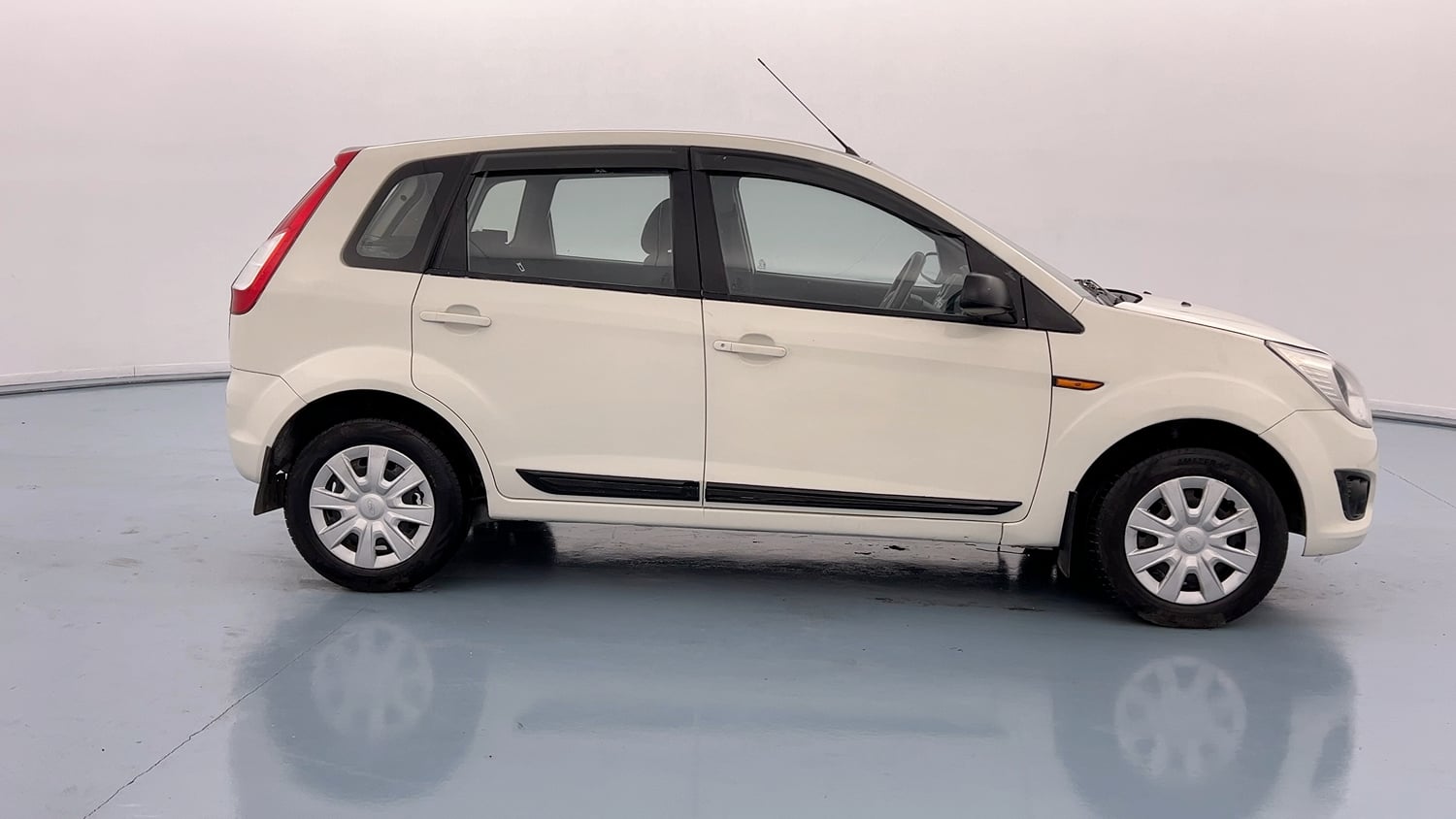 Used 2017 Ford Figo Duratec Petrol EXI 1.2 Petrol Manual exterior RIGHT SIDE VIEW