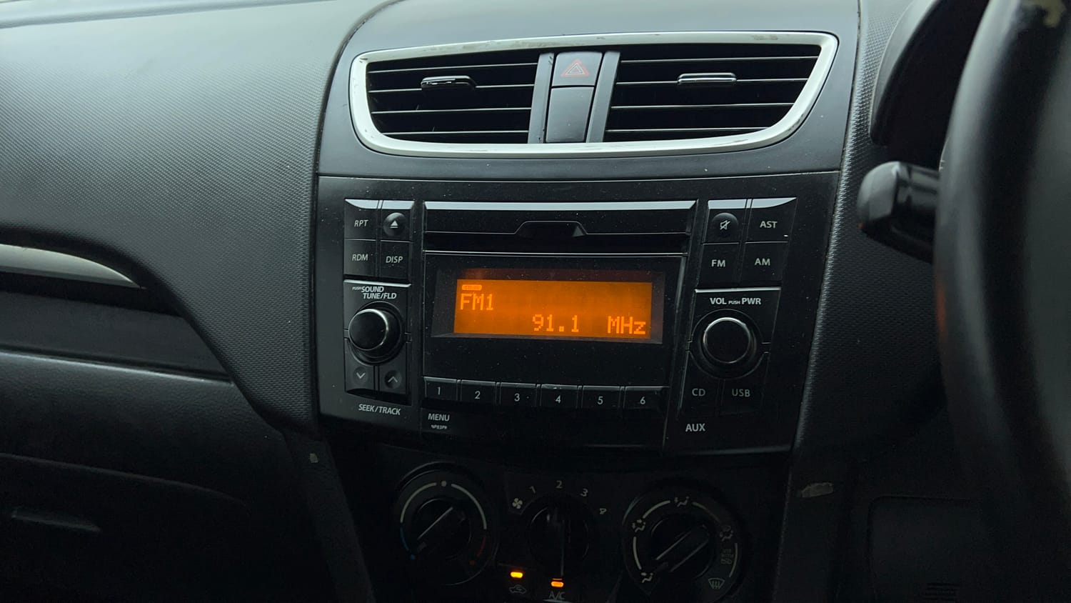 Used 2016 Maruti Suzuki Swift VXi Petrol Manual top_features Integrated (in-dash) music system