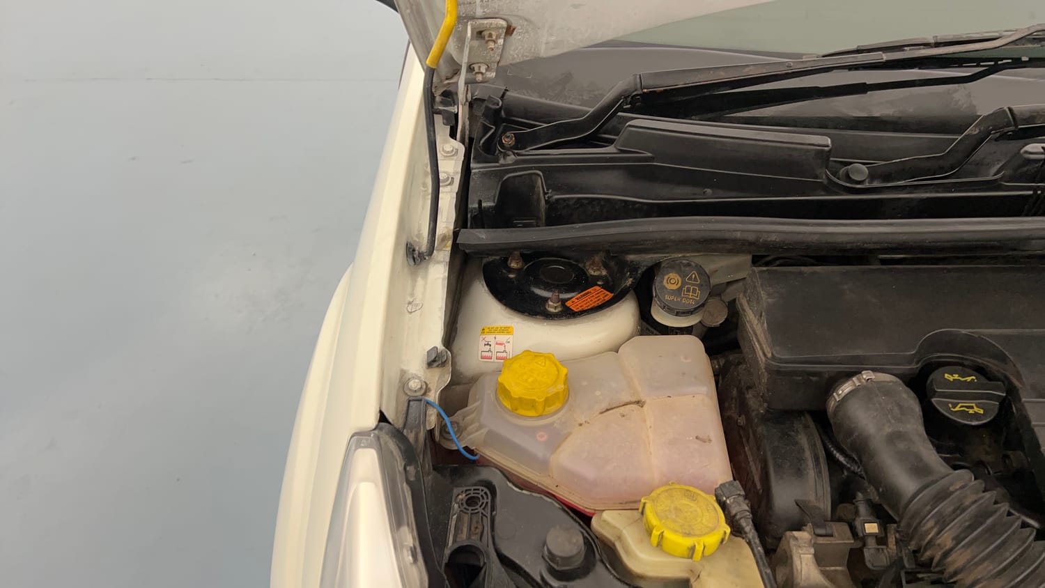 Used 2017 Ford Figo Duratec Petrol EXI 1.2 Petrol Manual engine ENGINE RIGHT SIDE HINGE & APRON VIEW