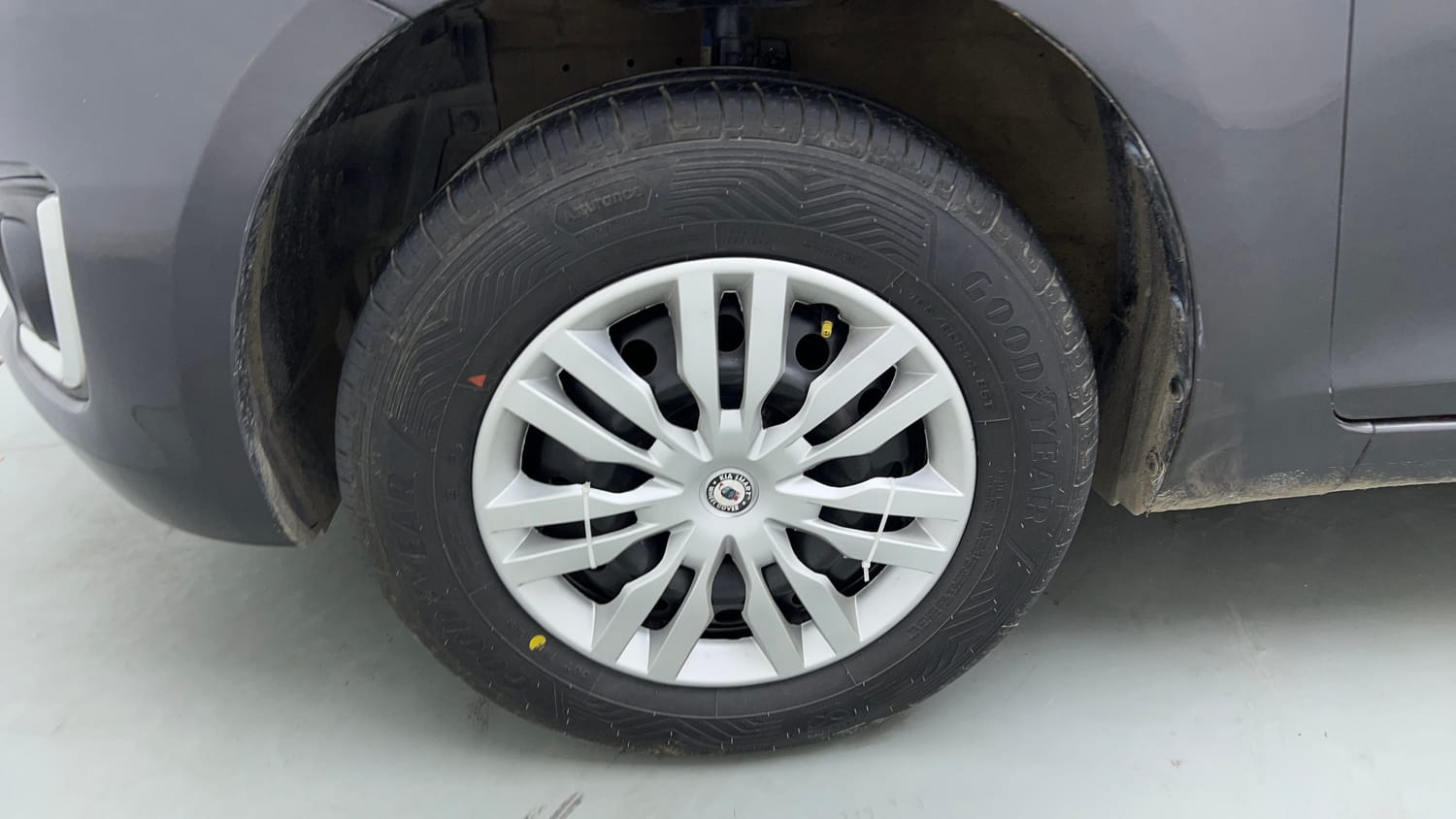 Used 2016 Maruti Suzuki Swift VXi Petrol Manual tyres LEFT FRONT TYRE RIM VIEW