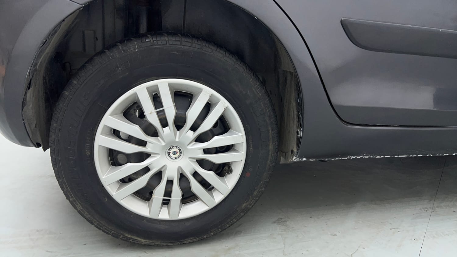 Used 2016 Maruti Suzuki Swift VXi Petrol Manual tyres RIGHT REAR TYRE RIM VIEW