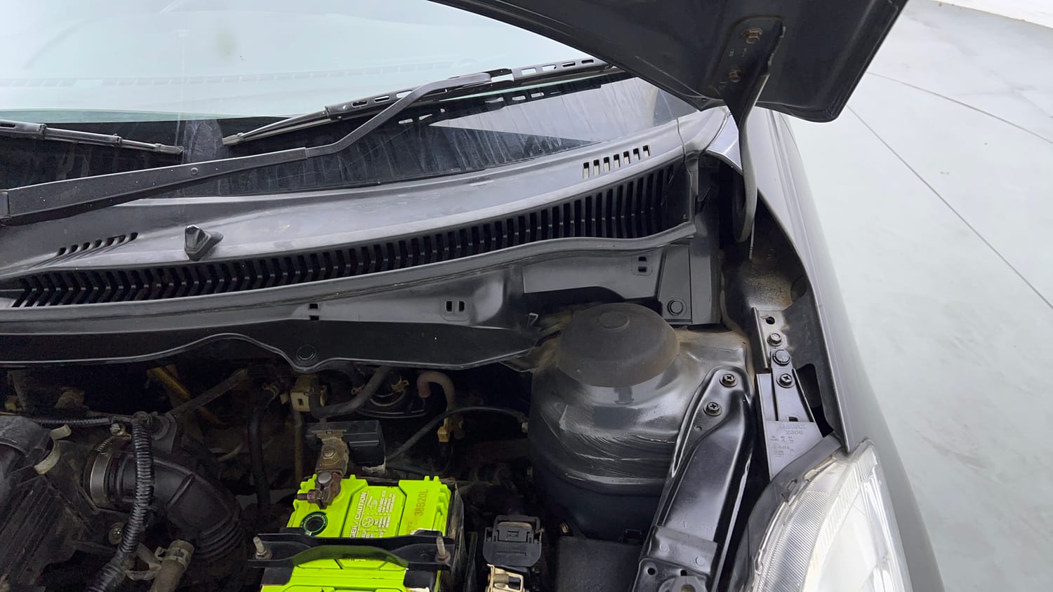 Used 2016 Maruti Suzuki Swift VXi Petrol Manual engine ENGINE LEFT SIDE HINGE & APRON VIEW