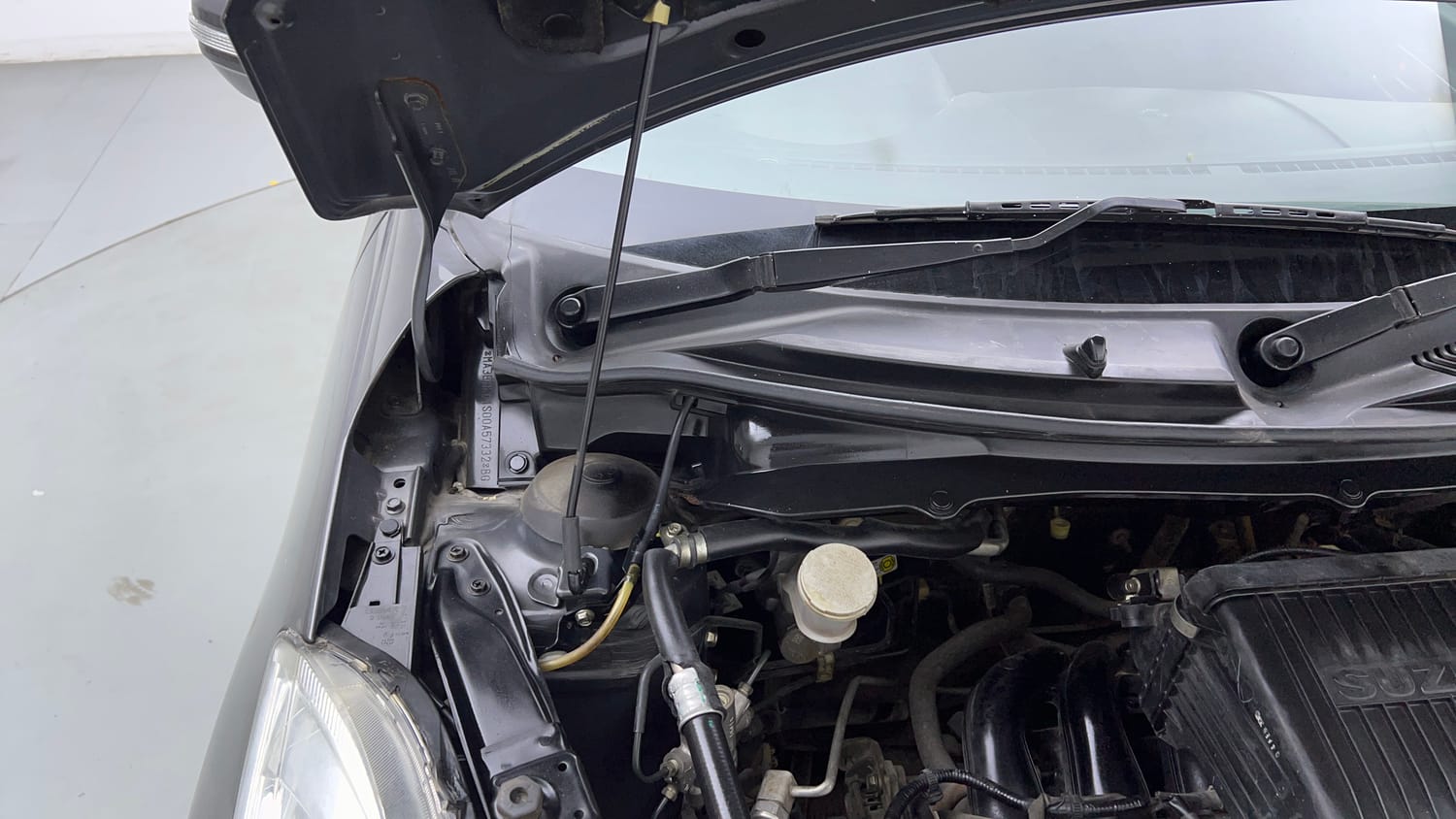 Used 2016 Maruti Suzuki Swift VXi Petrol Manual engine ENGINE RIGHT SIDE HINGE & APRON VIEW