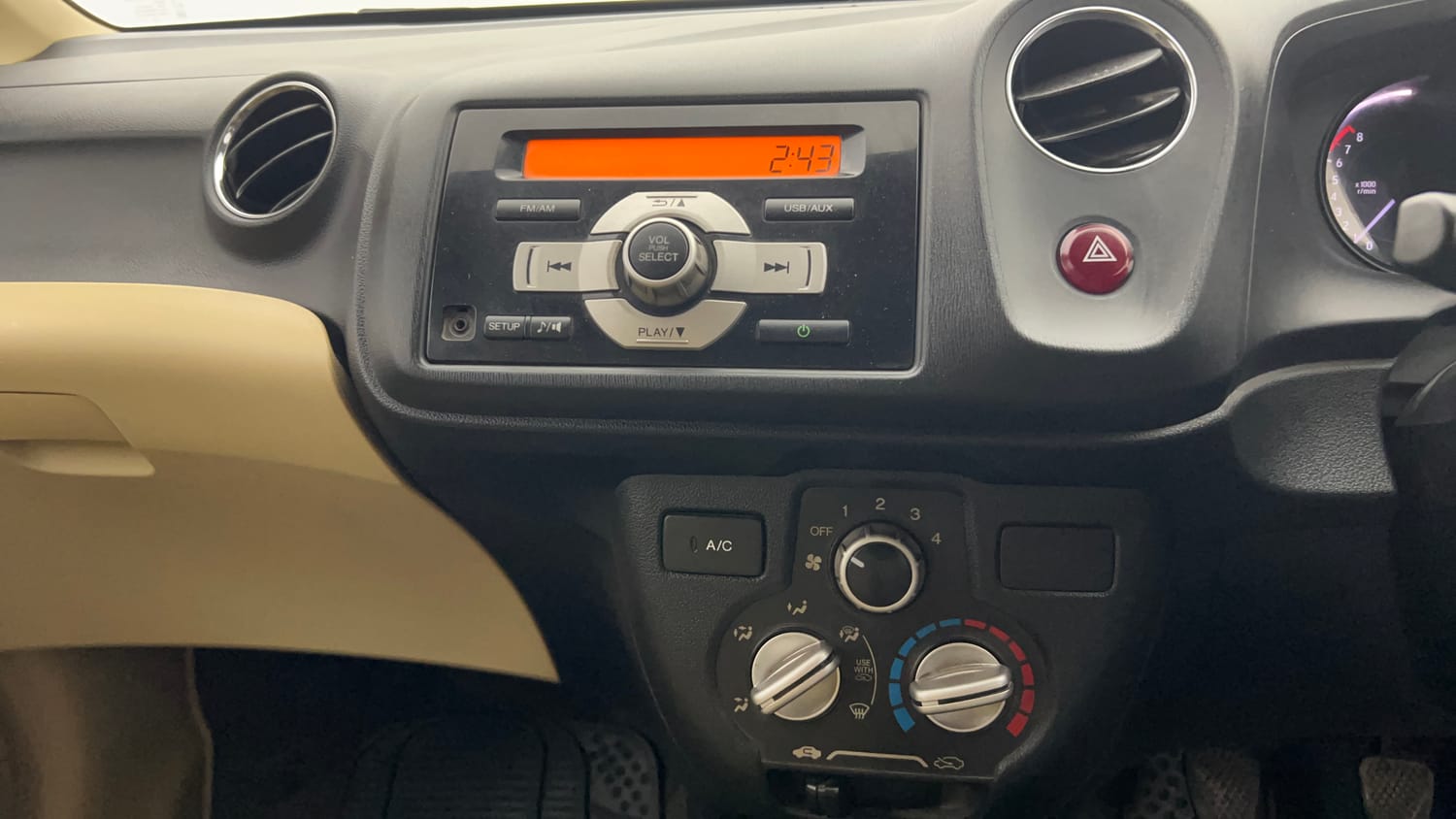 Used 2015 Honda Amaze 1.2 S i-VTEC Petrol Manual top_features Integrated (in-dash) music system