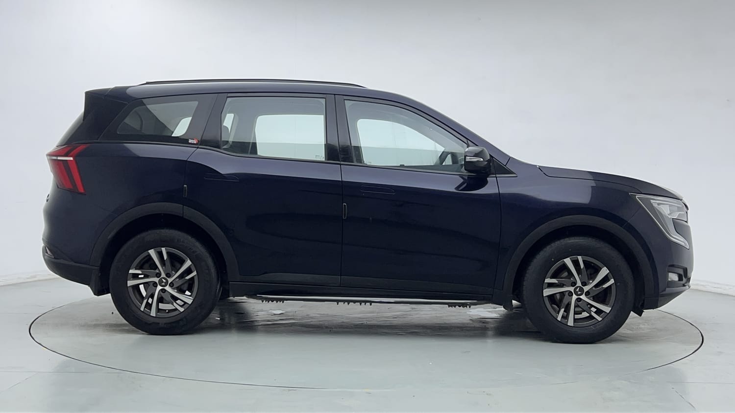Used 2023 Mahindra XUV700 AX 5 Diesel AT 5 STR Diesel Automatic exterior RIGHT SIDE VIEW