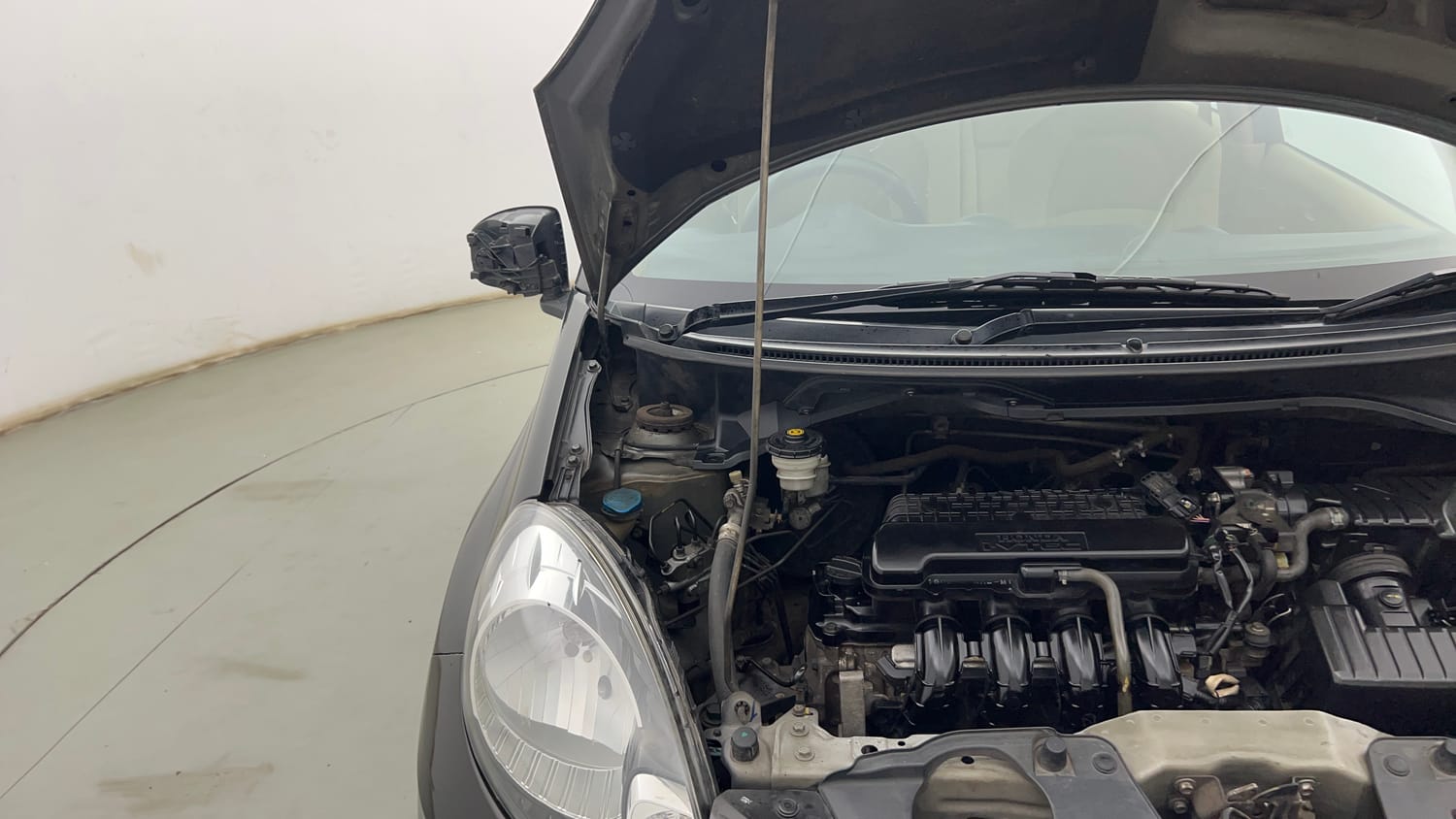 Used 2015 Honda Amaze 1.2 S i-VTEC Petrol Manual engine ENGINE RIGHT SIDE HINGE & APRON VIEW