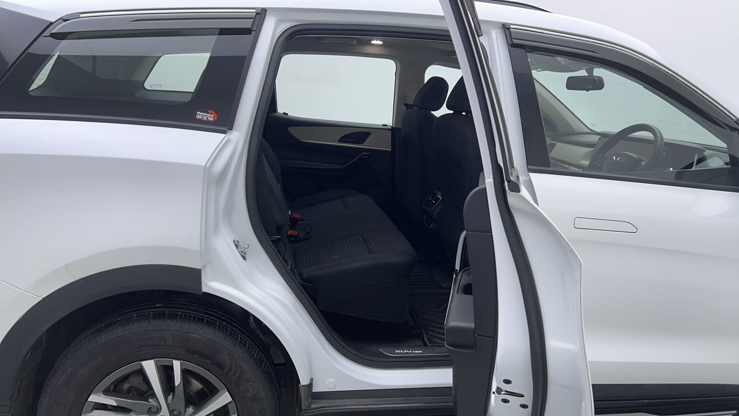 2023 Mahindra XUV700 AX 5 Diesel AT 5 STR-18