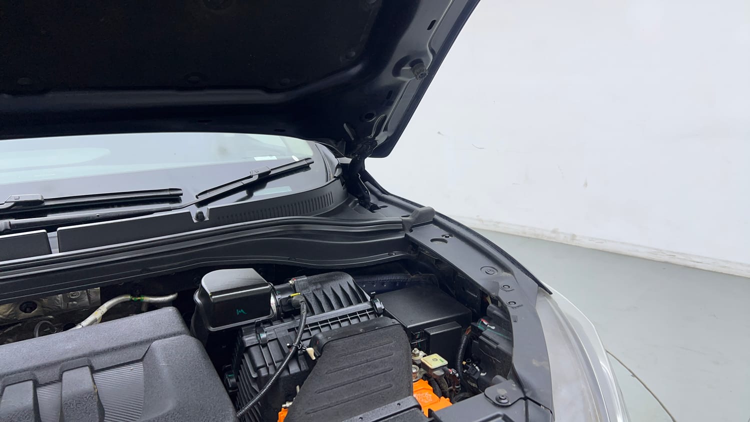 Used 2023 Mahindra XUV700 AX 5 Diesel AT 5 STR Diesel Automatic engine ENGINE LEFT SIDE HINGE & APRON VIEW