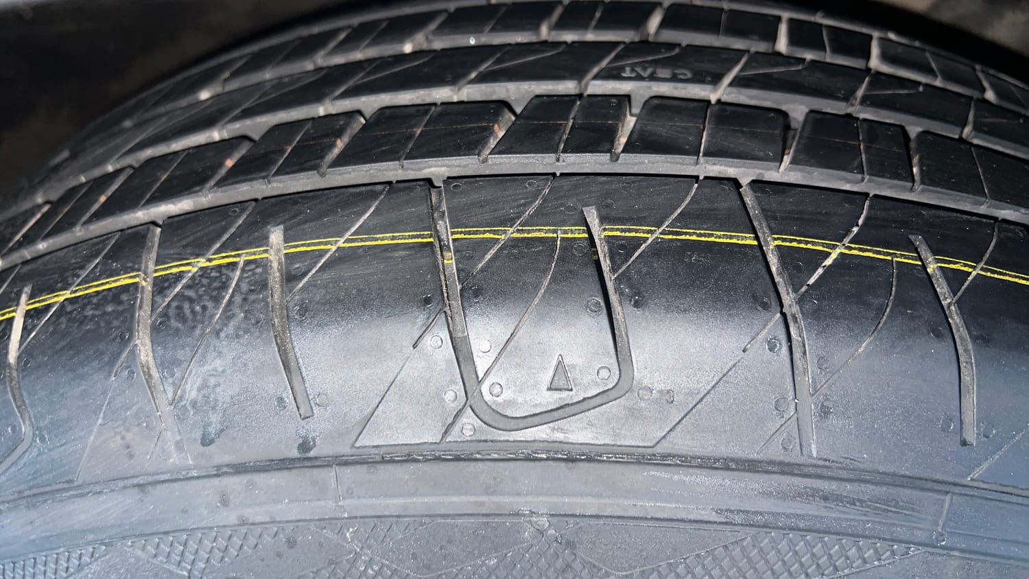 Used 2023 Mahindra XUV700 AX 5 Diesel AT 5 STR Diesel Automatic tyres RIGHT FRONT TYRE TREAD VIEW