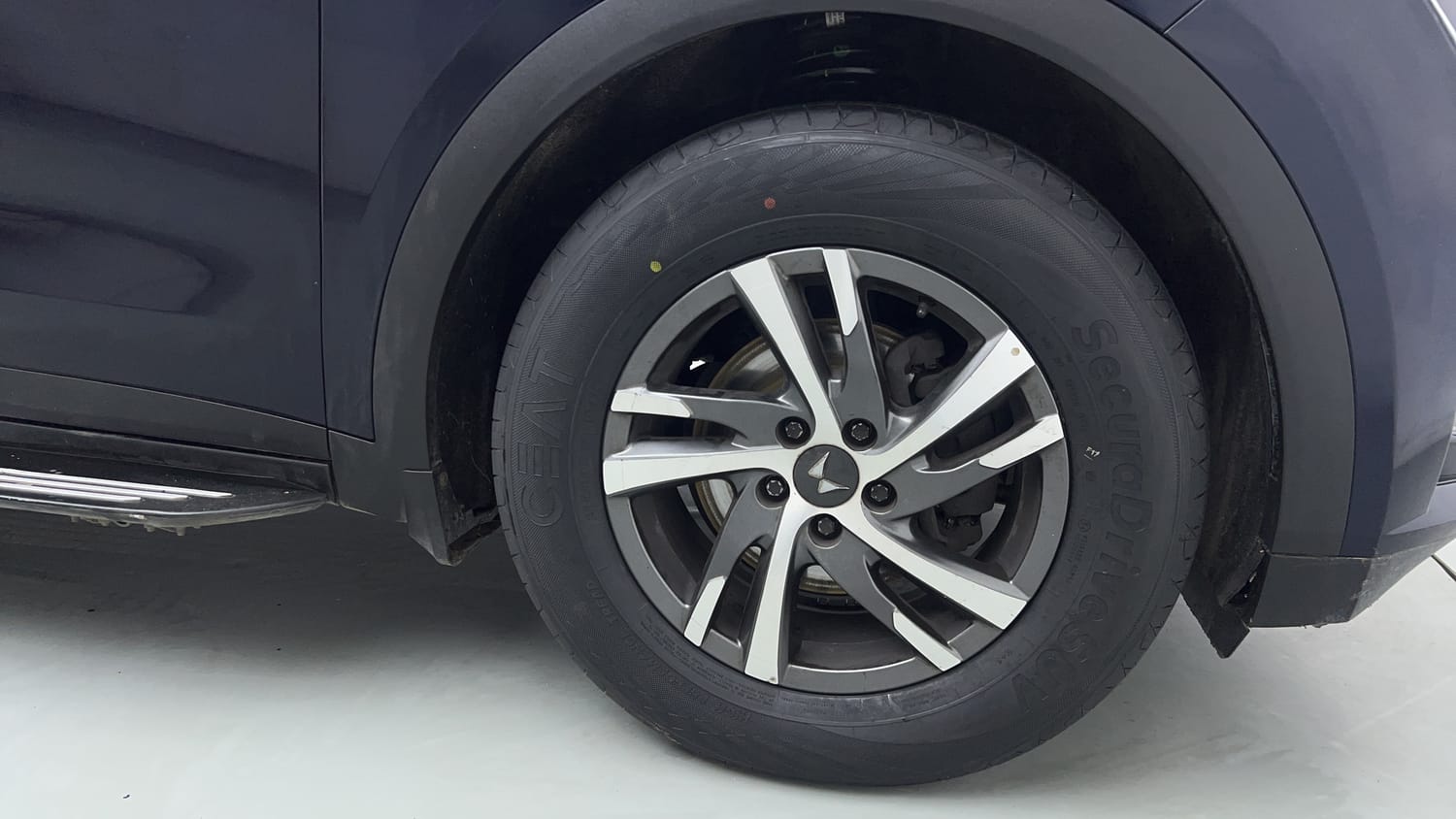Used 2023 Mahindra XUV700 AX 5 Diesel AT 5 STR Diesel Automatic tyres RIGHT FRONT TYRE RIM VIEW