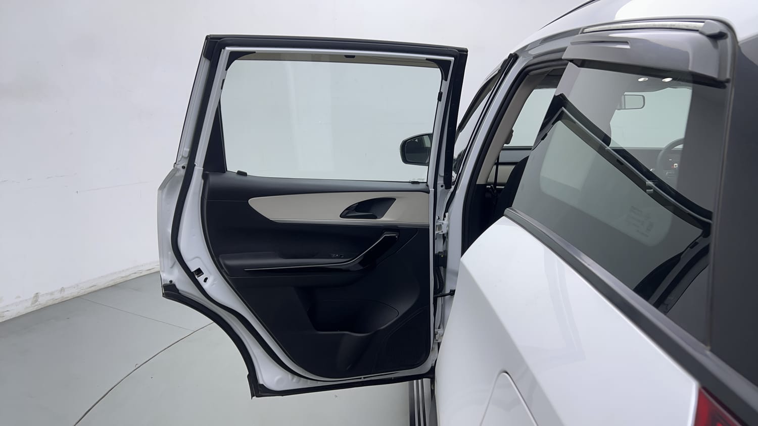 2023 Mahindra XUV700 AX 5 Diesel AT 5 STR-22