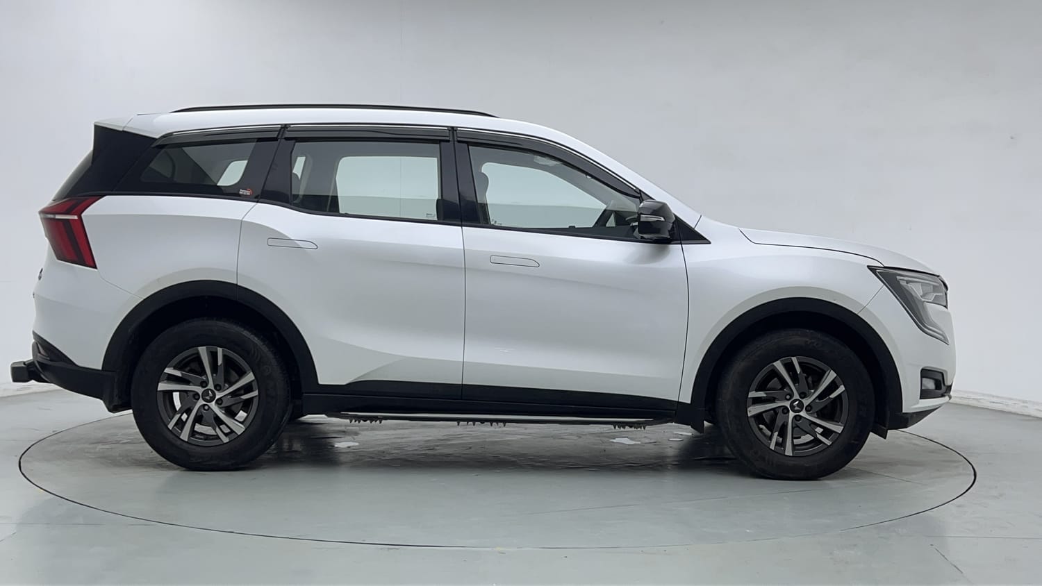 2023 Mahindra XUV700 AX 5 Diesel AT 5 STR-5