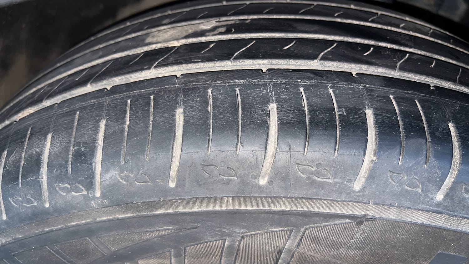 Used 2023 Mahindra XUV700 AX 5 Diesel AT 5 STR Diesel Automatic tyres LEFT FRONT TYRE TREAD VIEW