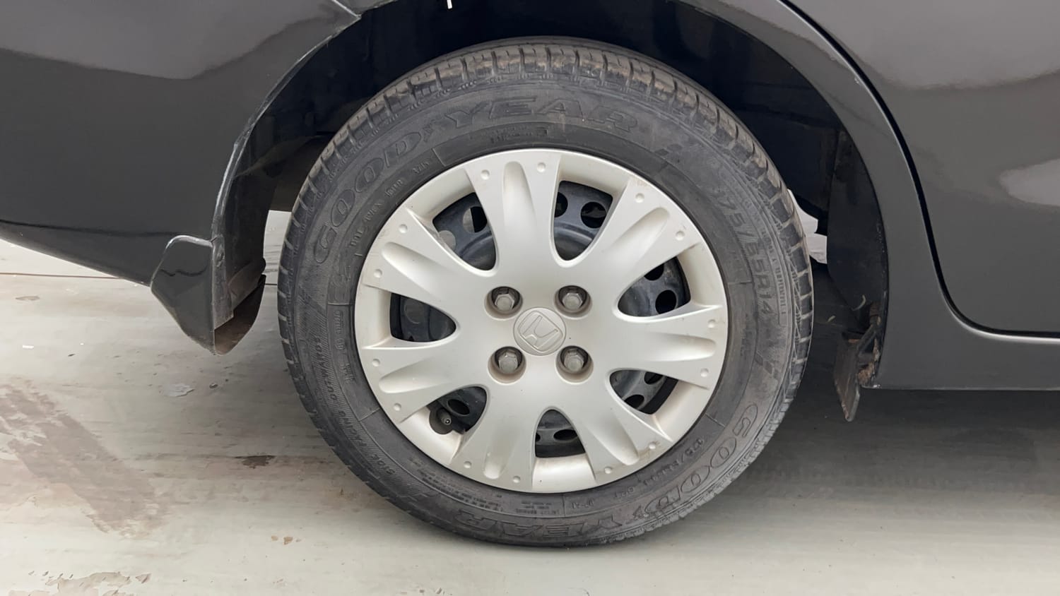Used 2015 Honda Amaze 1.2 S i-VTEC Petrol Manual tyres RIGHT REAR TYRE RIM VIEW