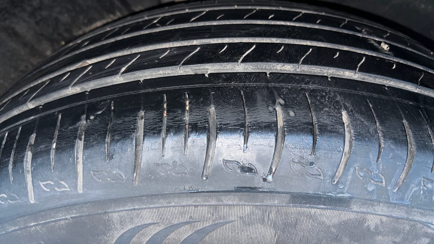 Used 2023 Mahindra XUV700 AX 5 Diesel AT 5 STR Diesel Automatic tyres RIGHT REAR TYRE TREAD VIEW