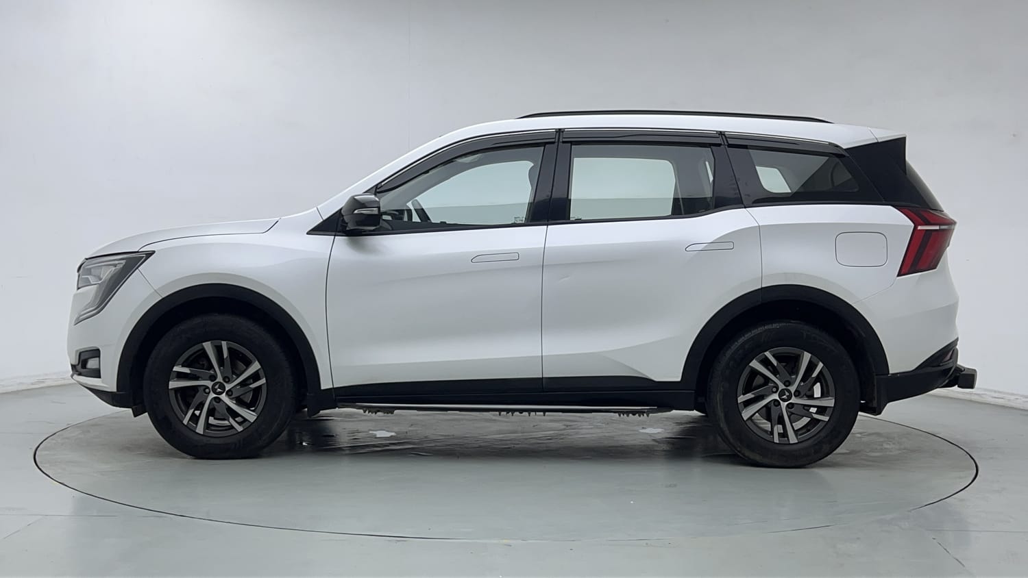 2023 Mahindra XUV700 AX 5 Diesel AT 5 STR-1