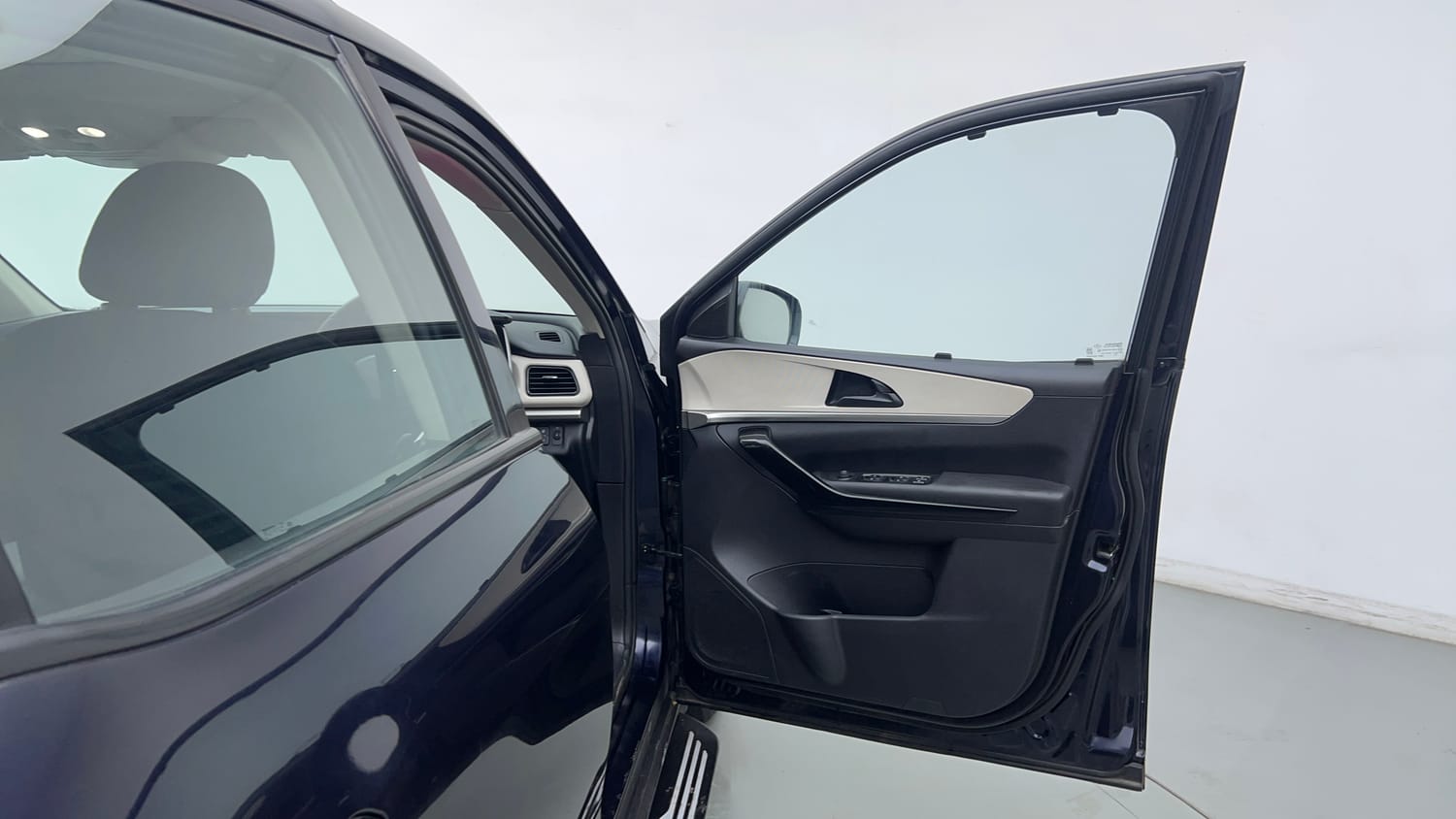 Used 2023 Mahindra XUV700 AX 5 Diesel AT 5 STR Diesel Automatic interior RIGHT FRONT DOOR OPEN VIEW