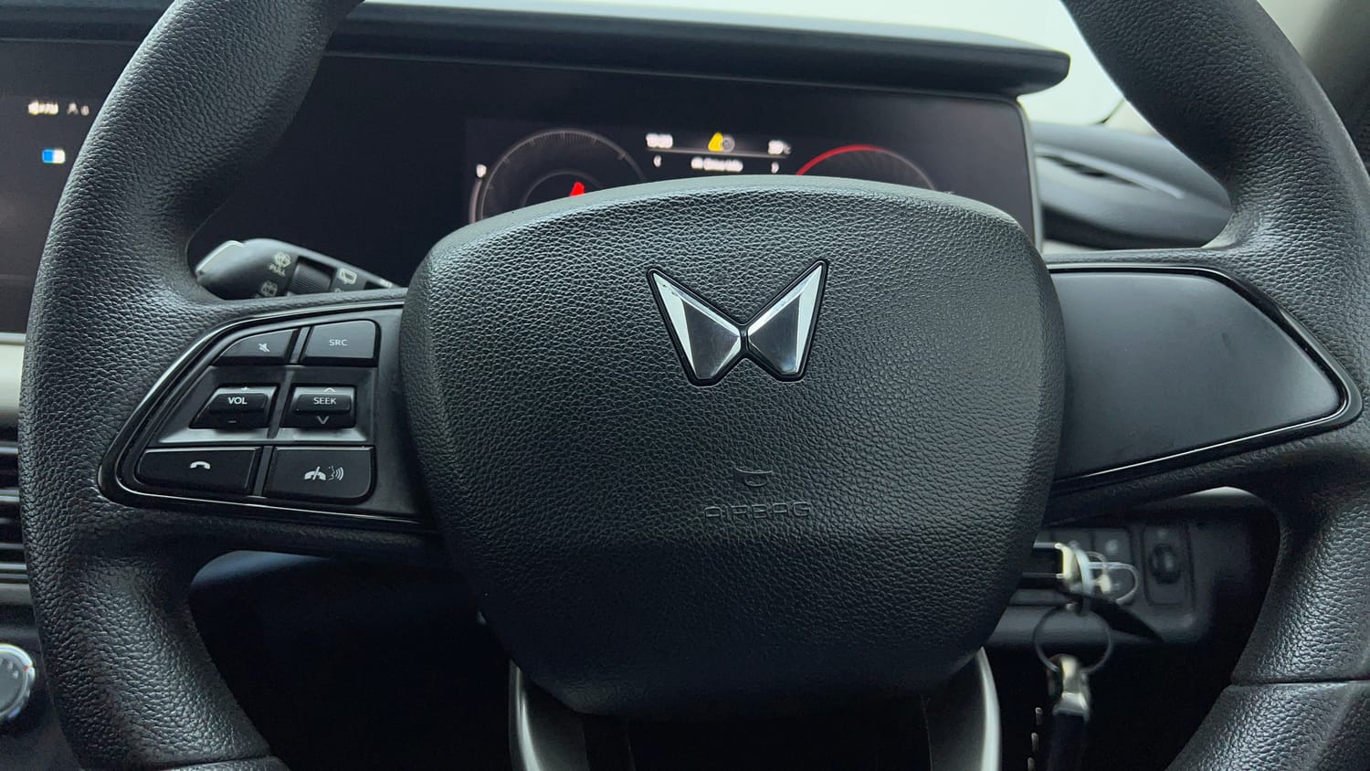 Used 2023 Mahindra XUV700 AX 5 Diesel AT 5 STR Diesel Automatic top_features Airbags