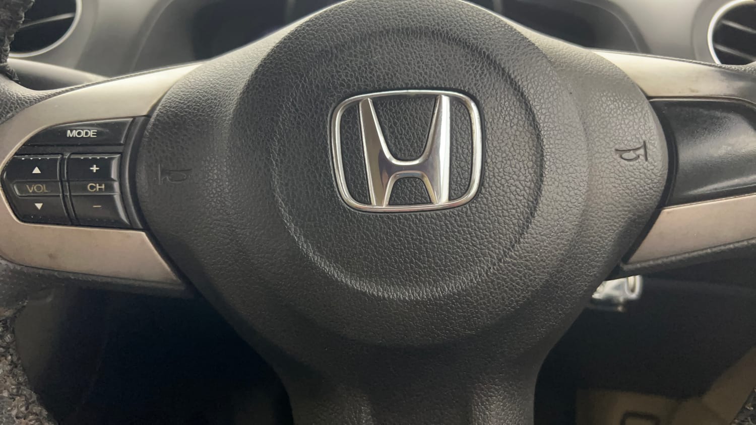 Used 2015 Honda Amaze 1.2 S i-VTEC Petrol Manual top_features Steering mounted controls