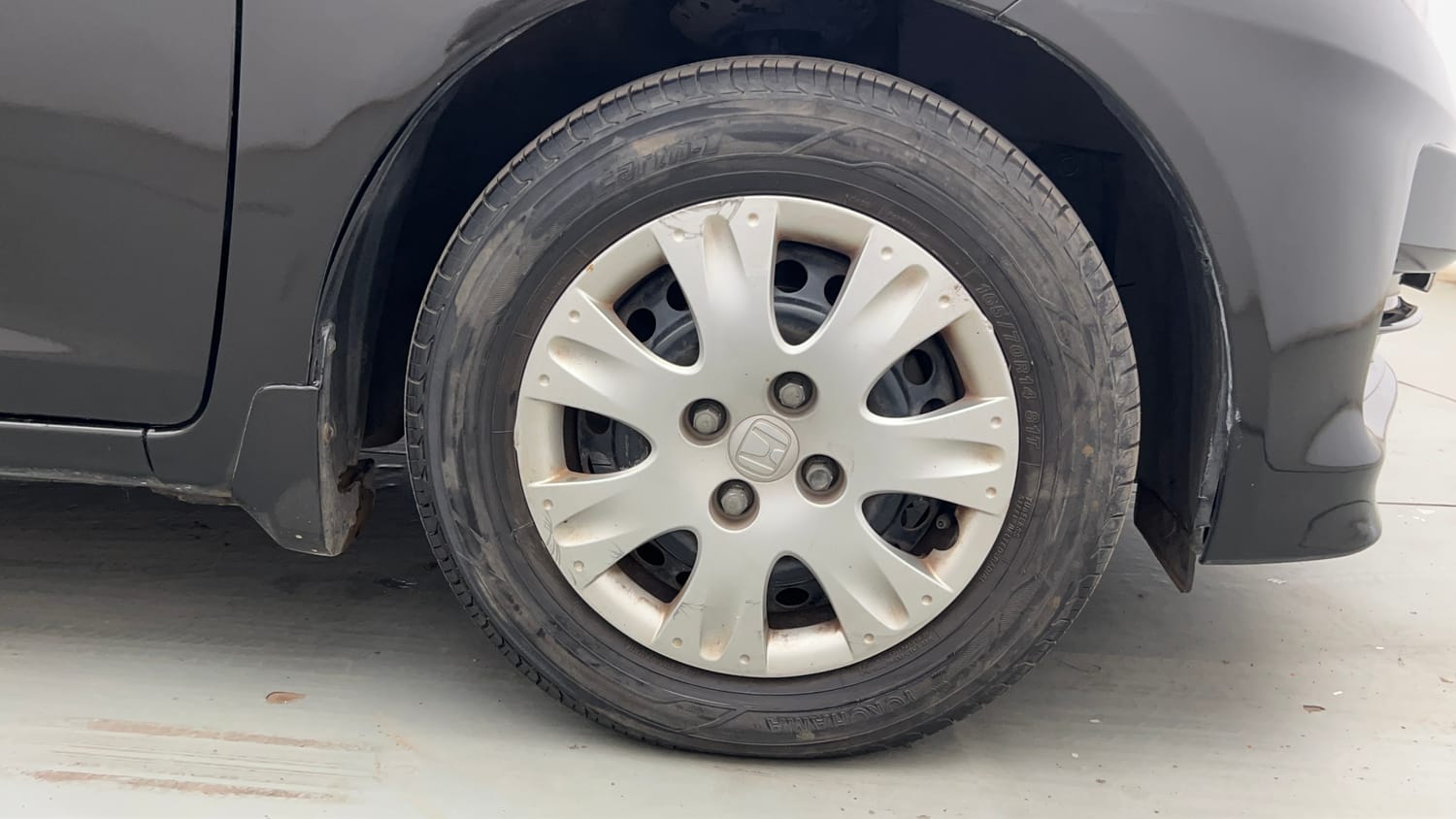 Used 2015 Honda Amaze 1.2 S i-VTEC Petrol Manual tyres RIGHT FRONT TYRE RIM VIEW