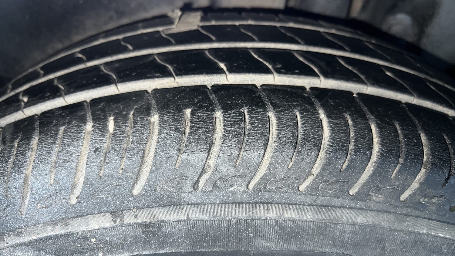 Used 2017 Maruti Suzuki Ertiga VXI AT Petrol Automatic tyres LEFT REAR TYRE TREAD VIEW