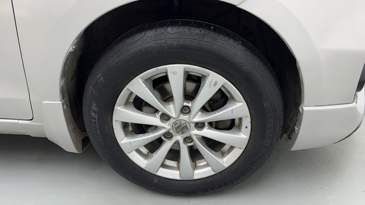 Used 2017 Maruti Suzuki Ertiga VXI AT Petrol Automatic tyres RIGHT FRONT TYRE RIM VIEW
