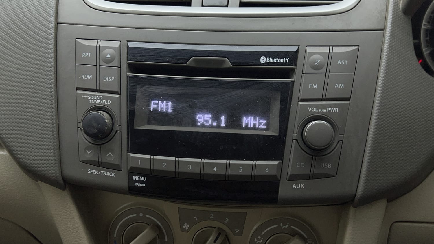 Used 2017 Maruti Suzuki Ertiga VXI AT Petrol Automatic top_features Integrated (in-dash) music system