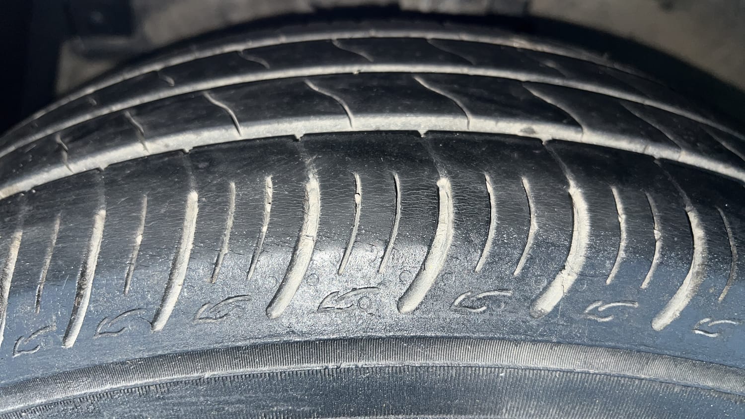 Used 2017 Maruti Suzuki Ertiga VXI AT Petrol Automatic tyres LEFT FRONT TYRE TREAD VIEW