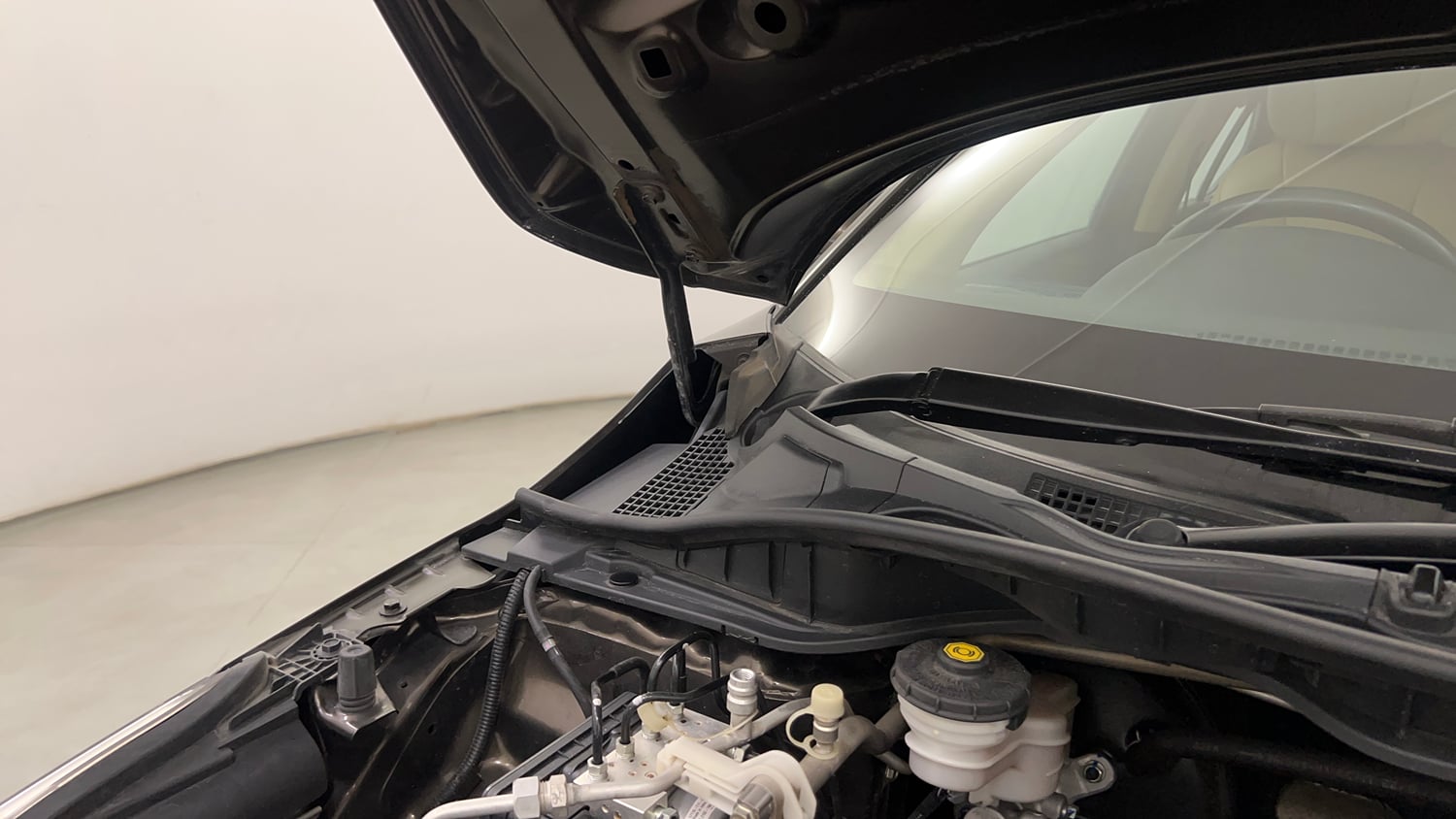 Used 2024 Honda City ZX Petrol CVT Petrol Automatic engine ENGINE RIGHT SIDE HINGE & APRON VIEW