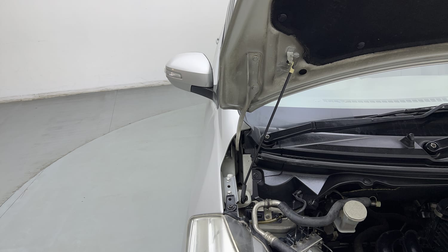 Used 2017 Maruti Suzuki Ertiga VXI AT Petrol Automatic engine ENGINE RIGHT SIDE HINGE & APRON VIEW