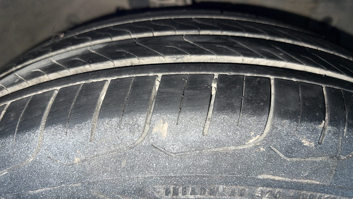 Used 2017 Maruti Suzuki Ertiga VXI AT Petrol Automatic tyres RIGHT FRONT TYRE TREAD VIEW