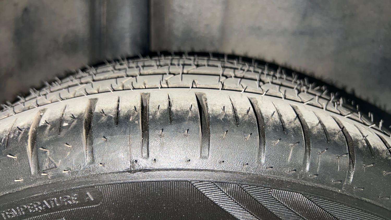 Used 2017 Maruti Suzuki Ciaz ZXi  AT Petrol Automatic tyres RIGHT REAR TYRE TREAD VIEW