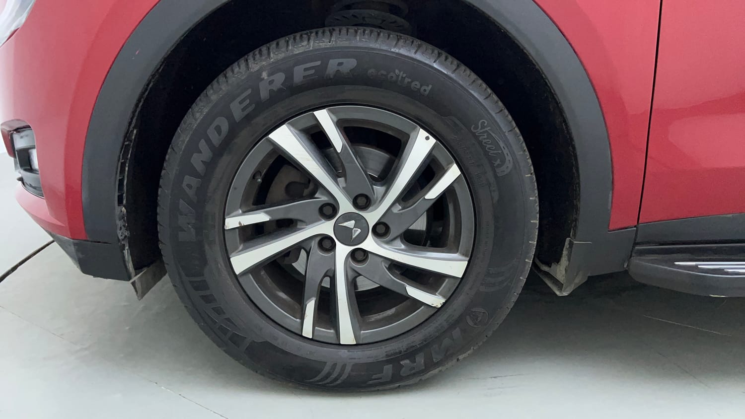 Used 2022 Mahindra XUV700 AX 5 Petrol AT 5 STR Petrol Automatic tyres LEFT FRONT TYRE RIM VIEW